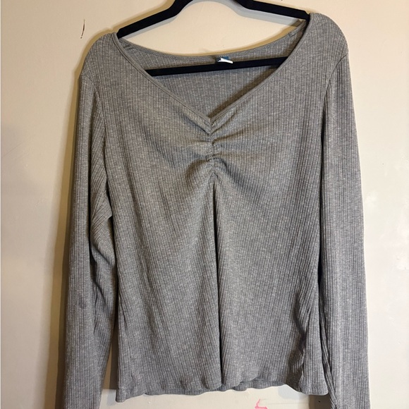Old Navy Tops - 🛍️2/$20🛍️ NWOT Old Navy Ribbed V-Neck Long Sleeve Top